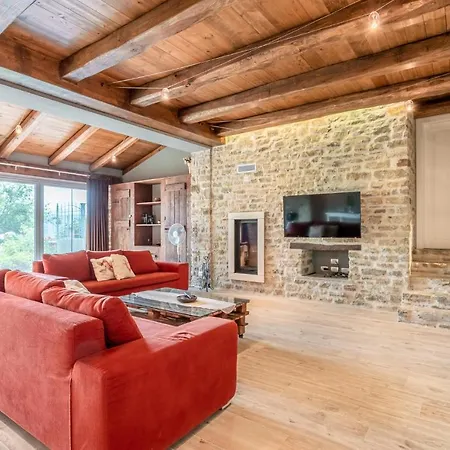4 Bedroom Nice In Semesterbostad Castino